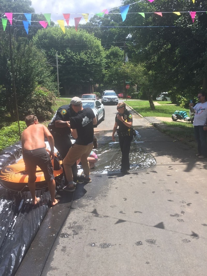 Полицейские выехали по жалобе на уличную водную горку, но не устояли и прокатились сами