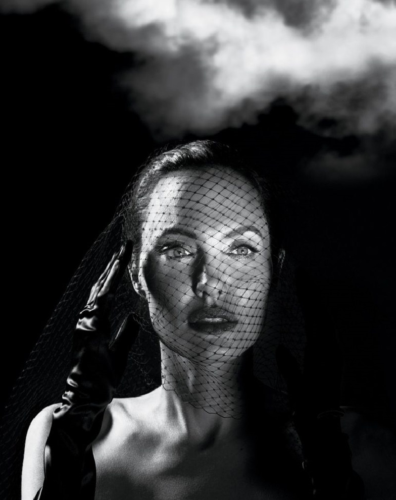 Анджелина Джоли впервые после развода засветилась в дерзкой фотосессии