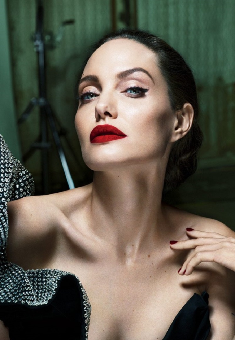 Анджелина Джоли впервые после развода засветилась в дерзкой фотосессии