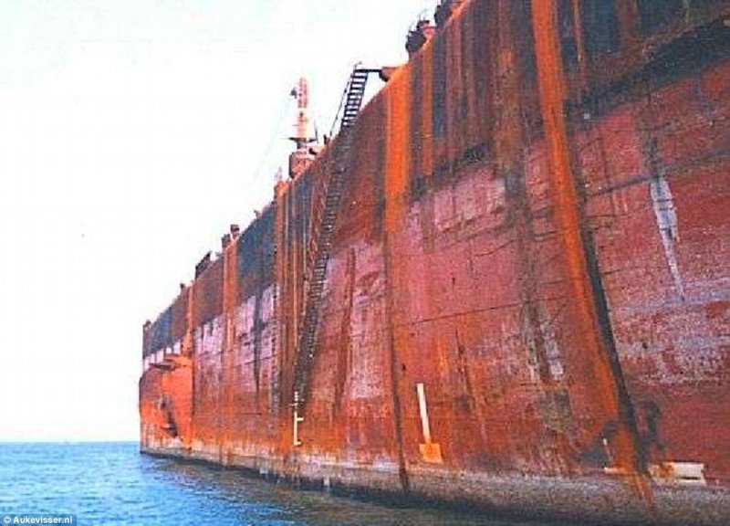 Разбомбленный и воскрешенный: драматическая история в мире крупнейшего корабля