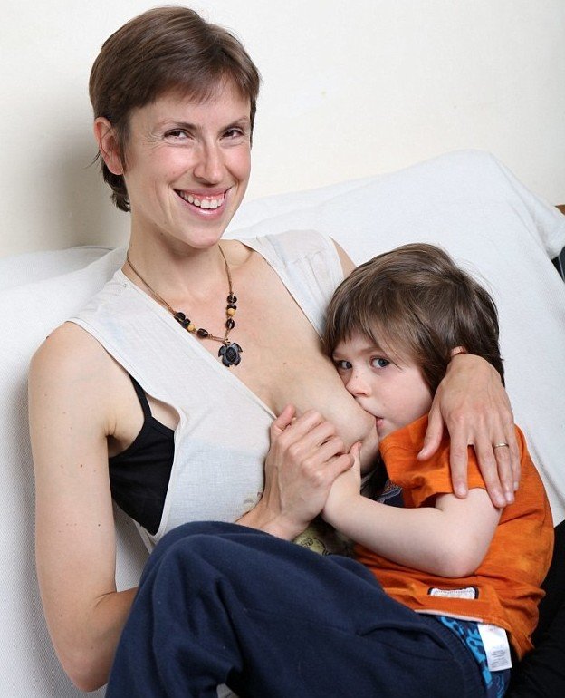 Британская мама решила кормить дочь грудью до 10 лет, чтобы повысить ее IQ