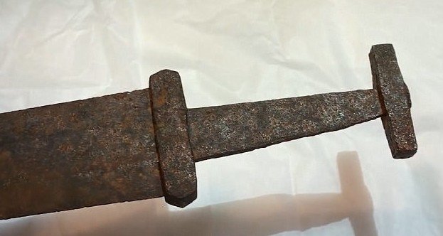 Норвежский охотник нашел старинный меч викингов