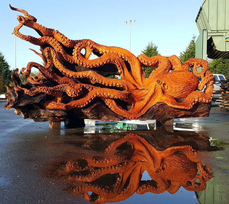 Скульптор по дереву превратил упавшую секвойю в гигантского морского монстра