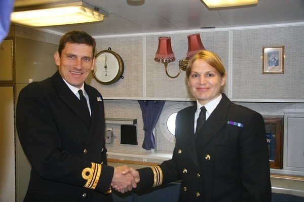 Первую женщину-капитана британского ВМФ списали на берег за роман с женатым офицером