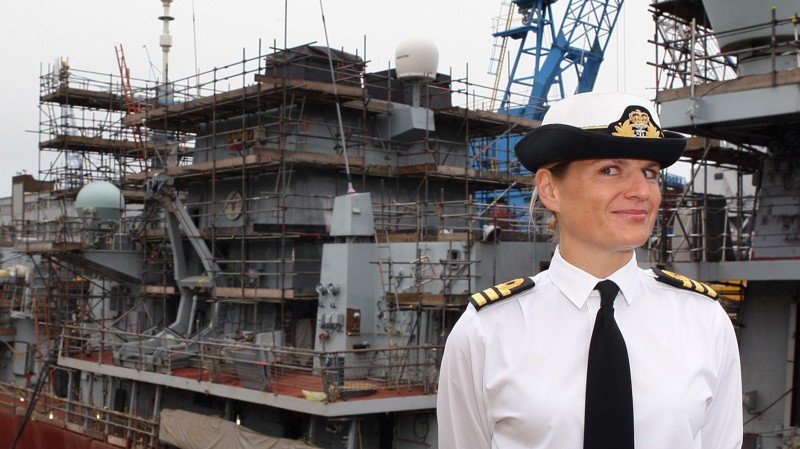 Первую женщину-капитана британского ВМФ списали на берег за роман с женатым офицером