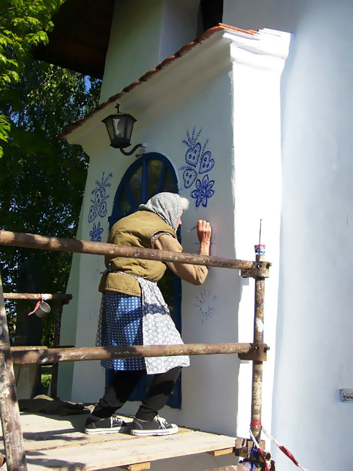 90-летняя бабушка из Чехии превращает деревню в художественную галерею