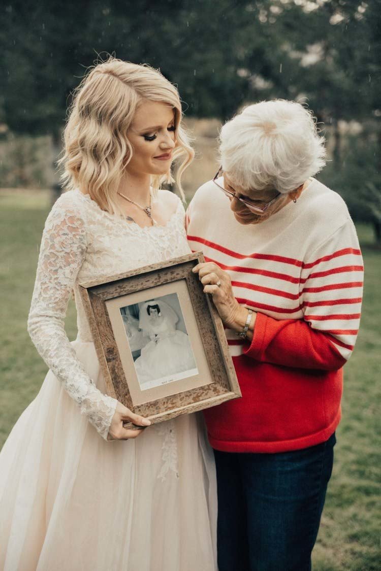 Молодая невеста преподнесла сюрприз своей бабушке, надев ее платье спустя 55 лет