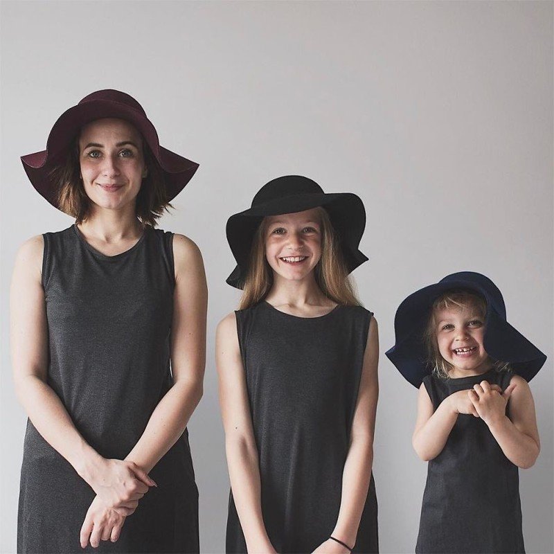Мать со своими дочками создают милые снимки, на которых они наряжены в схожие одежды
