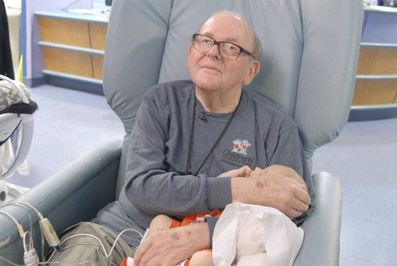 Дэвид Дойтчман 82-летний пенсионер и он уже 12 лет работает добровольцем в детской больнице Атланты