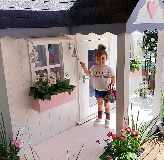 Зарабатывающая $250 за снимок, трехлетняя модель похвасталась собственным миниатюрным домиком