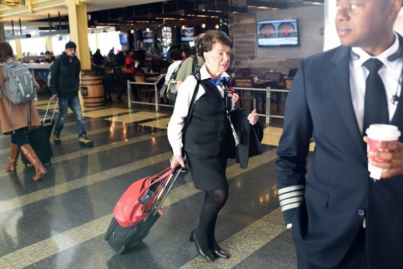 60 лет в небе: 81-летняя стюардесса из США на пенсию не собирается