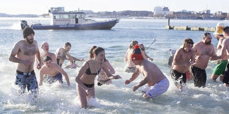 Люди по всему миру решили отметить Новый год нырянием в ледяную воду