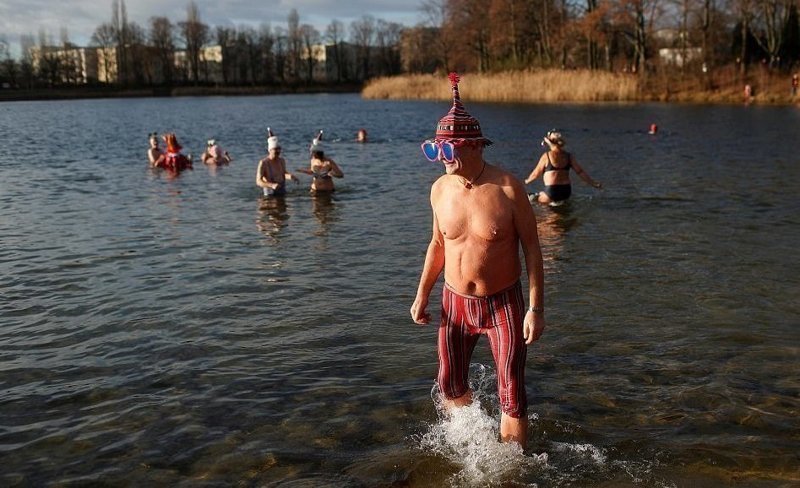 Люди по всему миру решили отметить Новый год нырянием в ледяную воду