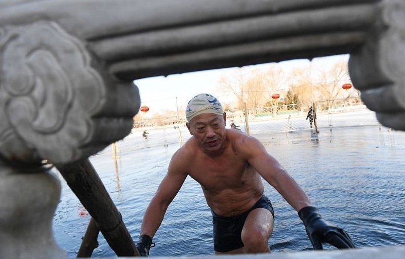 Люди по всему миру решили отметить Новый год нырянием в ледяную воду