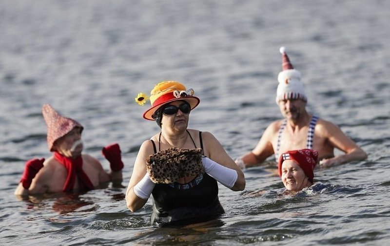 Люди по всему миру решили отметить Новый год нырянием в ледяную воду