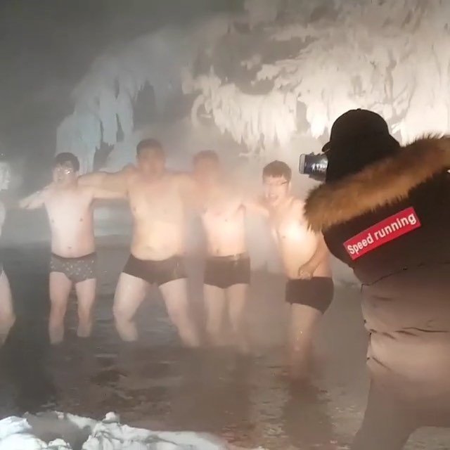 В Якутию пришли 65-градусные морозы: люди окунаются в купели