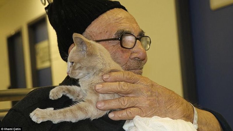 83-летний дедушка вытащил из пылающего дома котенка