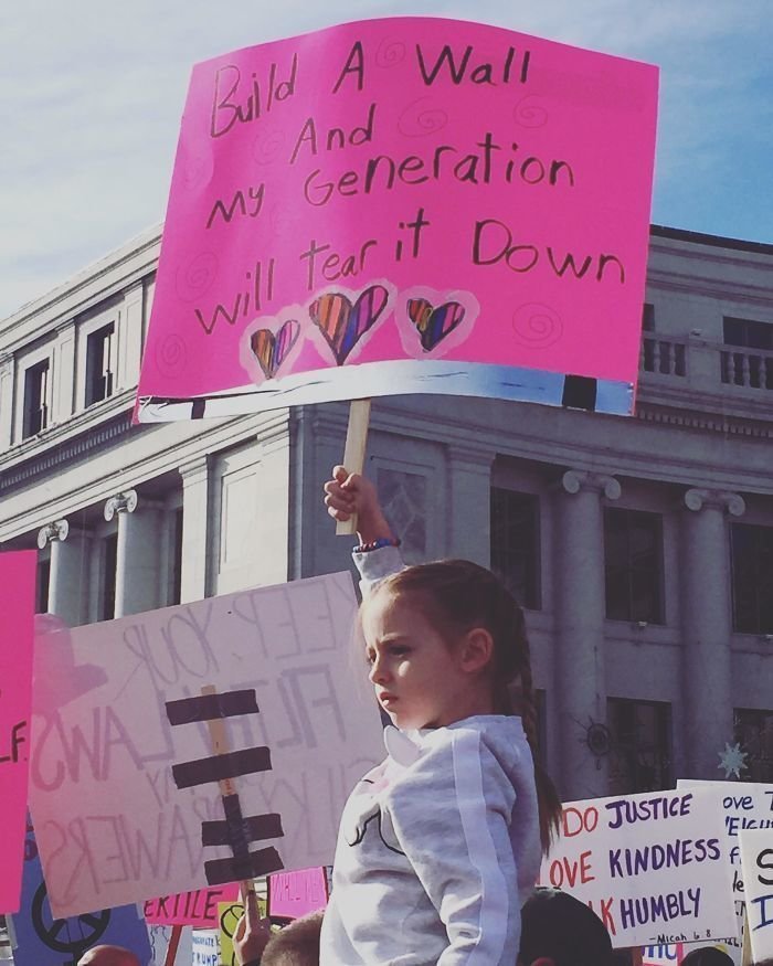 Американские женщины блещут остроумием на своих плакатах "Женского марша"