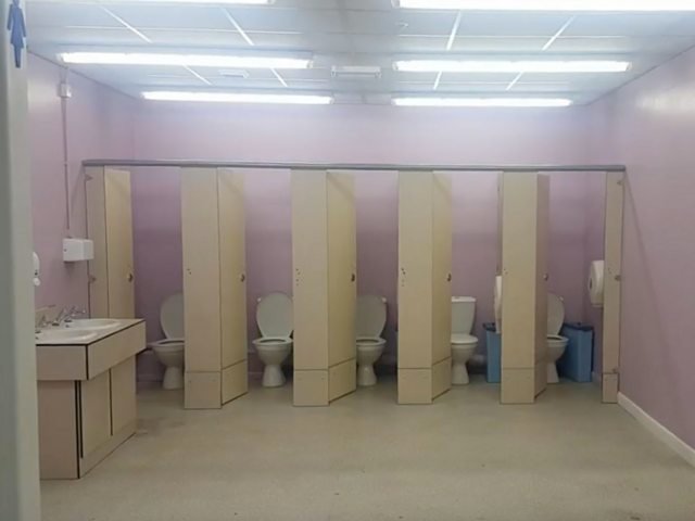 Школьные туалеты без стены. Кому это нужно?
