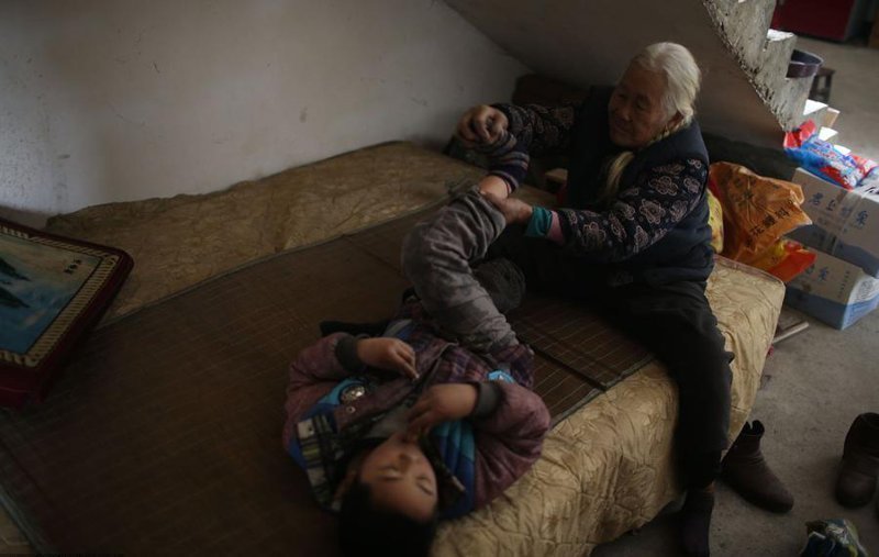 Китайская бабушка каждый день проходит по 24 километра, чтобы отвезти внука-инвалида в школу