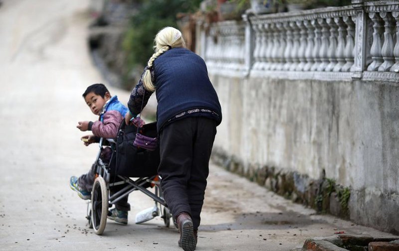 Китайская бабушка каждый день проходит по 24 километра, чтобы отвезти внука-инвалида в школу