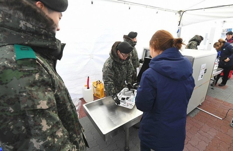 В Пхенчхан высадился десант болельщиц из Северной Кореи