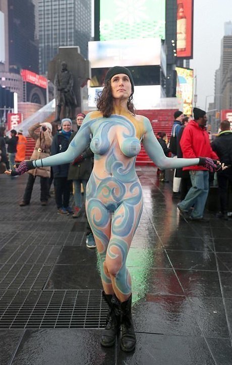 Голые и раскрашенные: обнаженные модели устроили массовую фотосессию на Таймс-сквер 