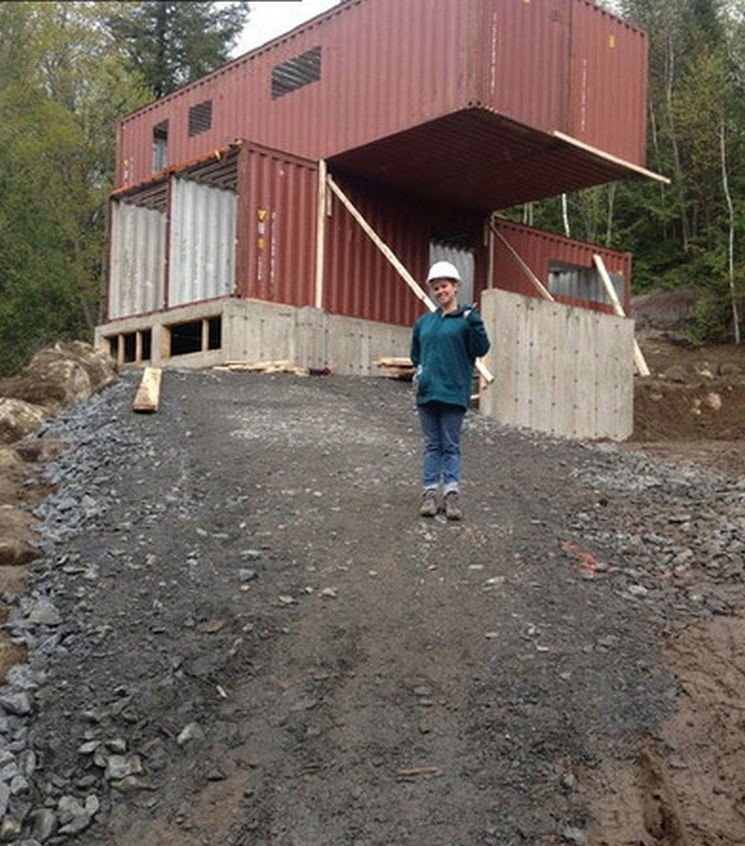 Женщина построила уютный домик из четырех контейнеров