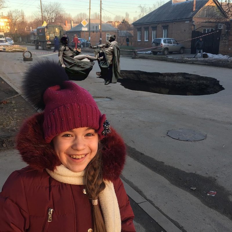 Школьница у гигантской ямы в Таганроге стала героиней фотожаб