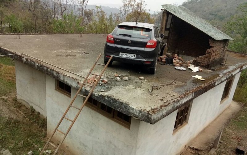 В Индии автомобиль залетел на крышу придорожного дома
