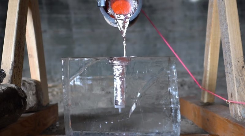 Что будет, если пролить расплавленный алюминий на глыбу льда