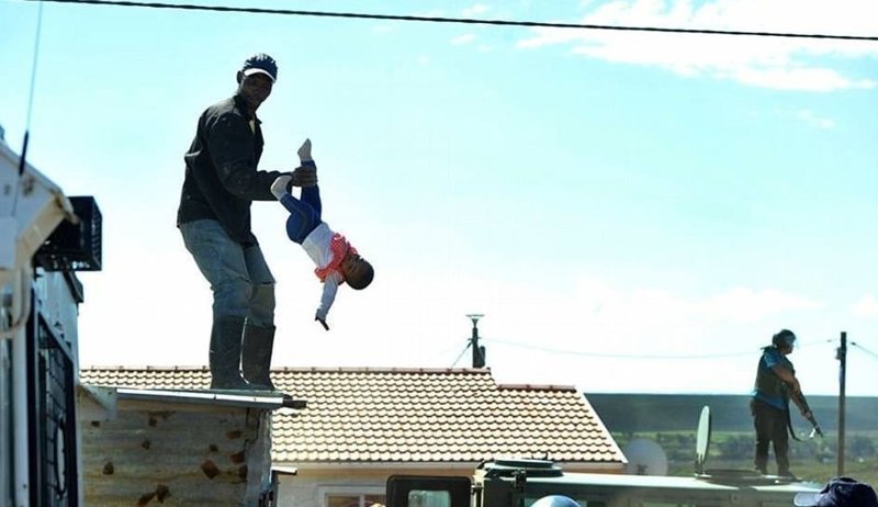 Отец сбросил с крыши шестимесячную дочь в знак протеста