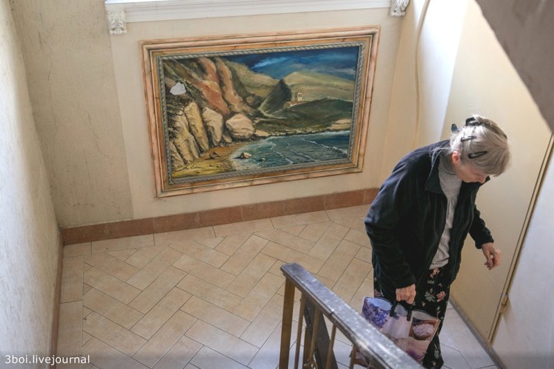 Ростовский художник превратил унылый подъезд в музей и попал под суд