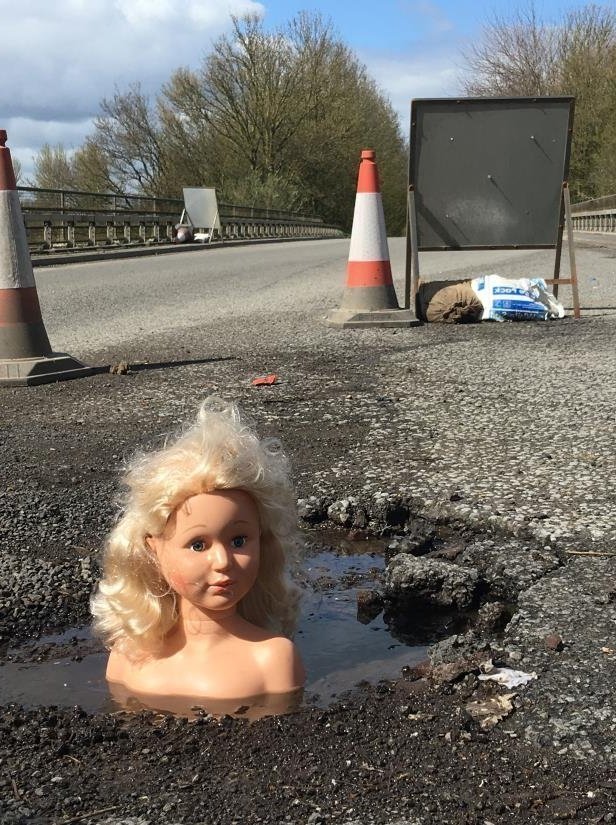 Британец заделал яму на дороге головами кукол