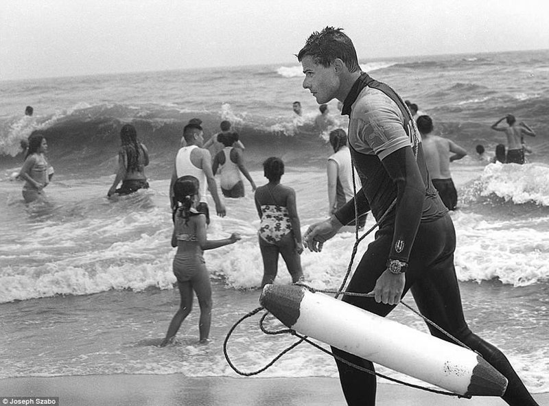 Непростые будни пляжных спасателей Нью-Йорка в фотоальбоме Джозефа Сзабо