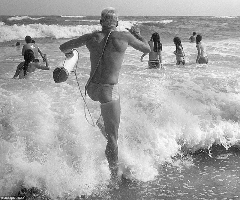 Непростые будни пляжных спасателей Нью-Йорка в фотоальбоме Джозефа Сзабо