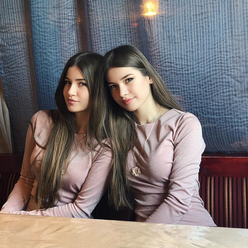 ...Дайте две! Двойная красота российских близняшек сражает наповал