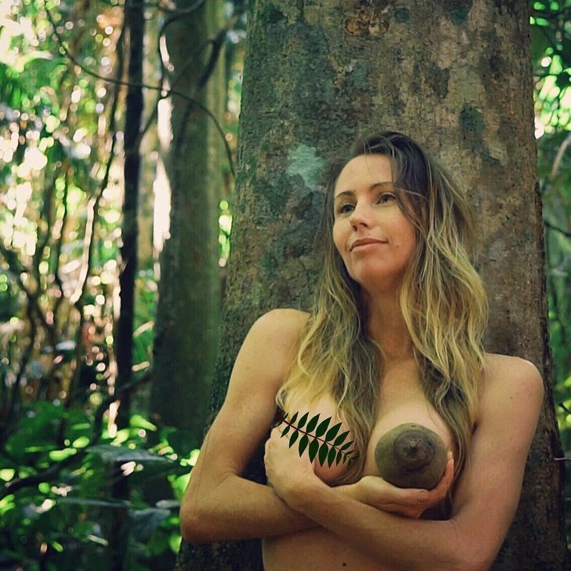 Австралийская блогерша-веган переселилась в джунгли и голышом сливается с природой 