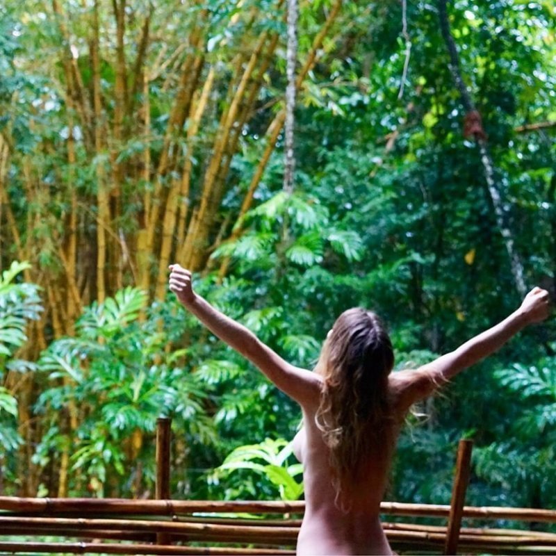 Австралийская блогерша-веган переселилась в джунгли и голышом сливается с природой 