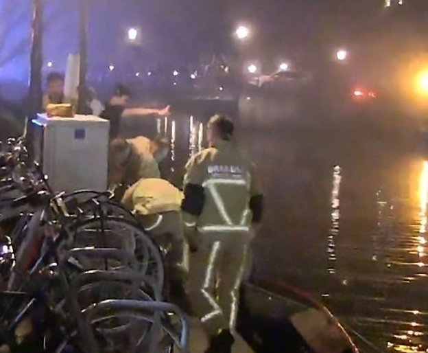 Британский турист погиб в канале Амстердама, справив туда нужду