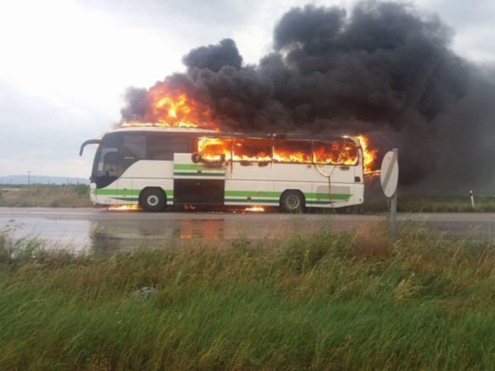 В Греции молния уничтожила пассажирский автобус