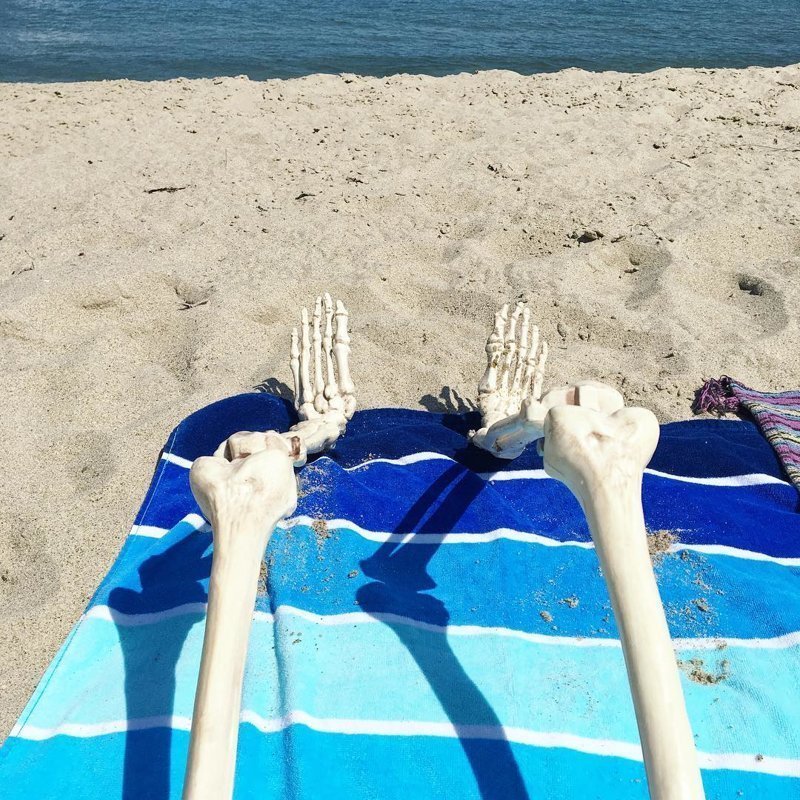 Парень троллит девушек из Instagram с помощью скелета
