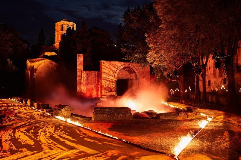 Дизайнеры Gucci устроили публике адский показ с гробами