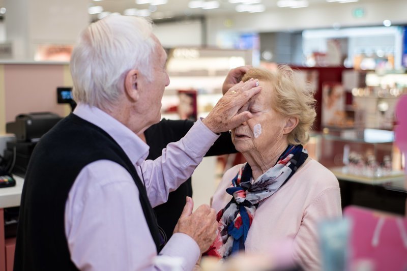 Чувства проверенные временем: муж учится наносить макияж слепнущей жене