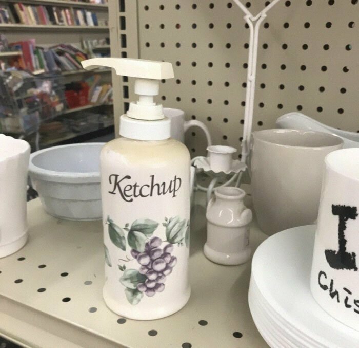 Диспенсер для мыла с надписью "Кетчуп" и нарисованным виноградом... вы что, издеваетесь?