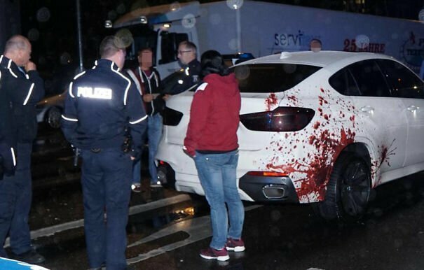 Когда полицейские остановили эту машину, они обнаружили, что "кровь" - всего лишь наклейка. Штрафа не было: дурной вкус - не преступление