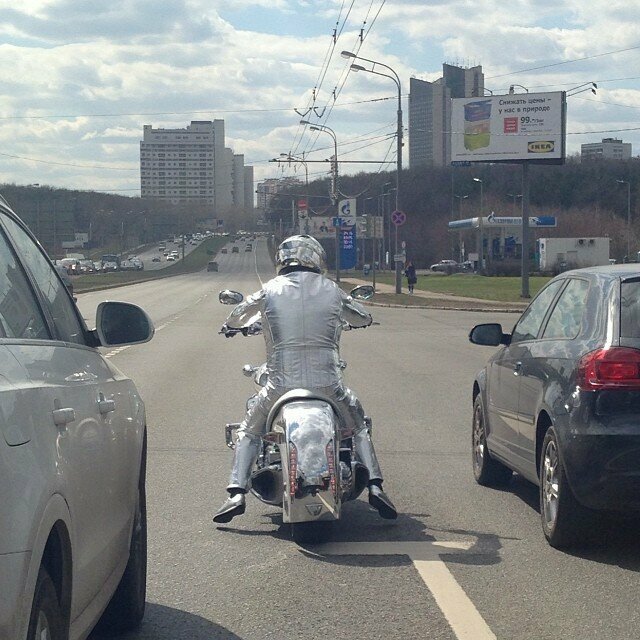 На дороге все внимание его