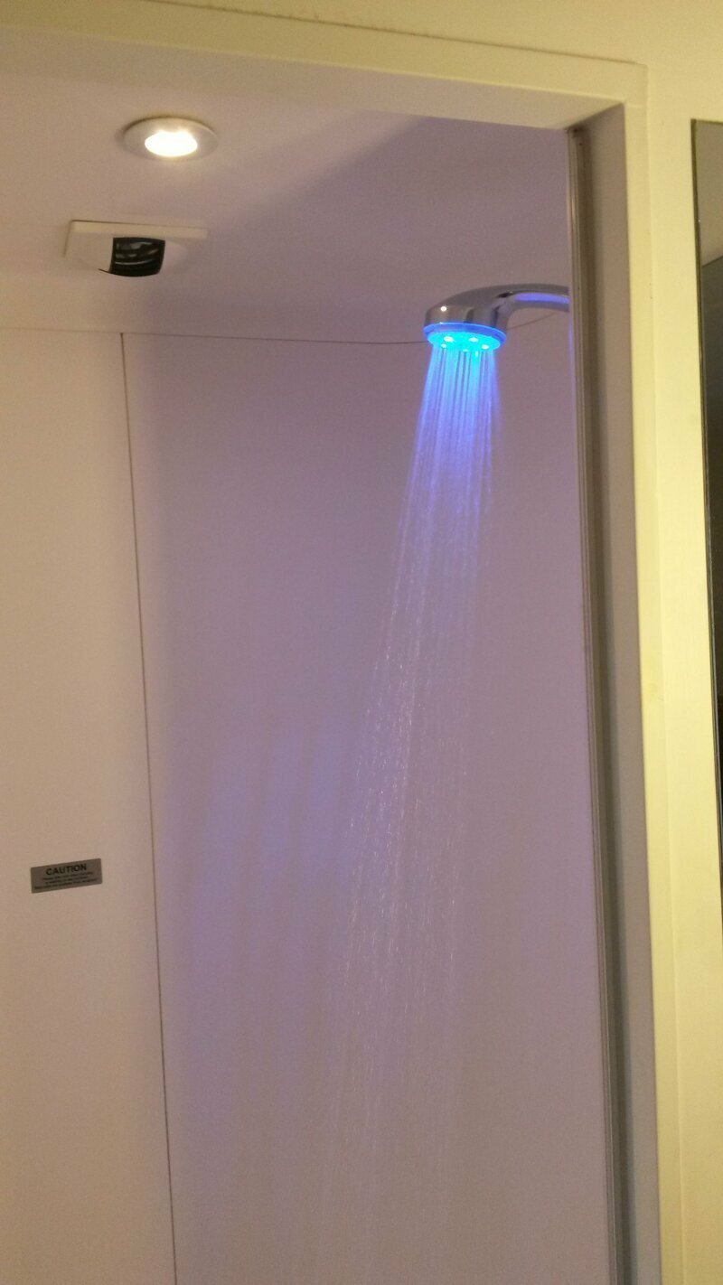 В этом отеле цвет воды показывает ее температуру. В синий вода окрашивается, если становится холодной, в красный - горячей