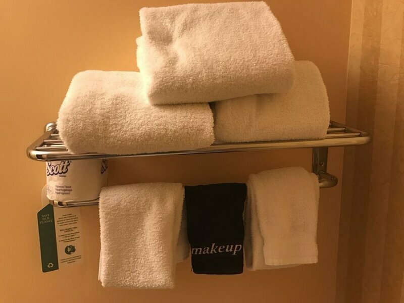 Девушки оценят: в этом отеле есть специальное черное полотенце для снятия макияжа