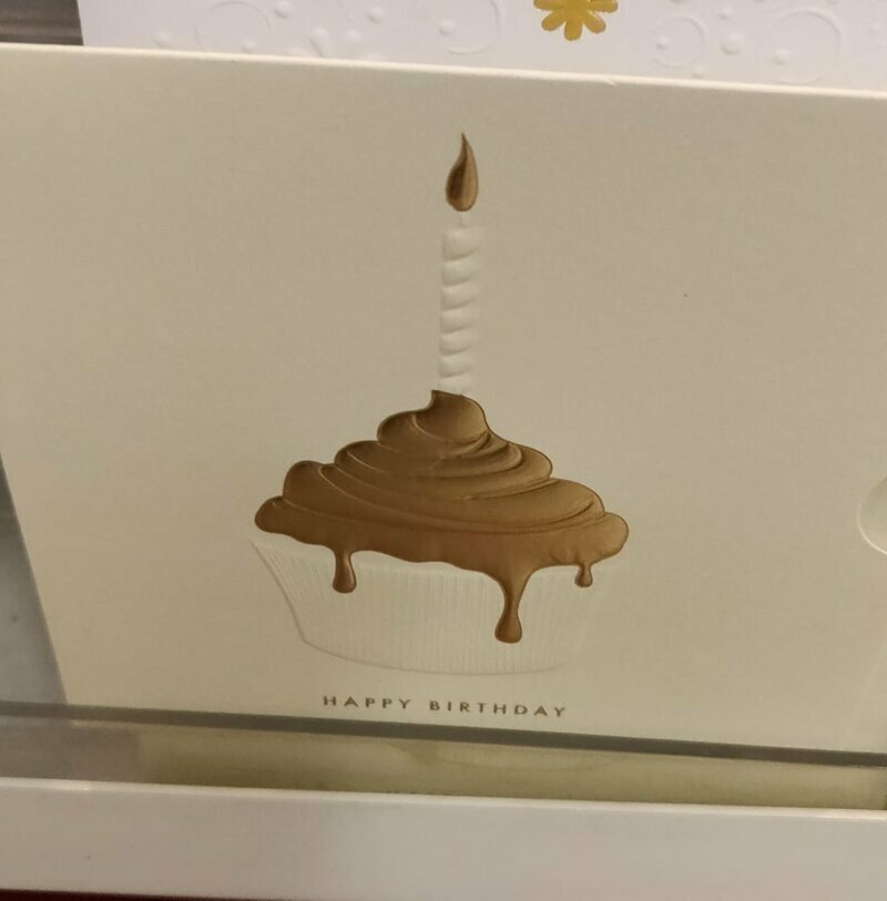 Не очень аппетитный кекс на поздравительной открытке